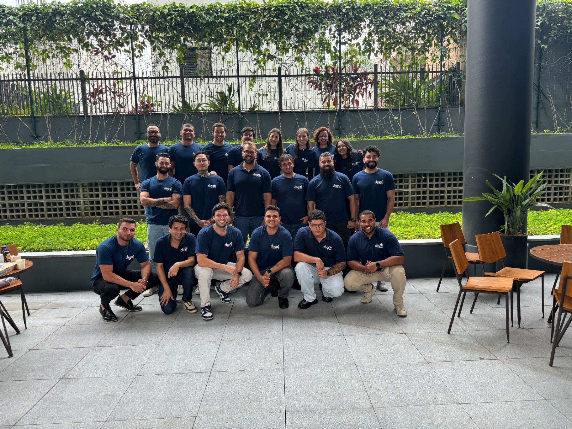 Time DigAI - equipe reunida usando camisetas da marca